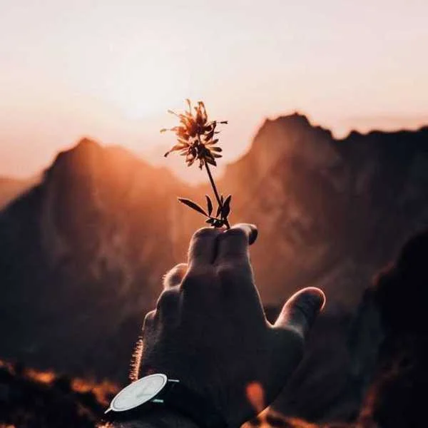 دانلود آهنگ گوگوش کمکم کن